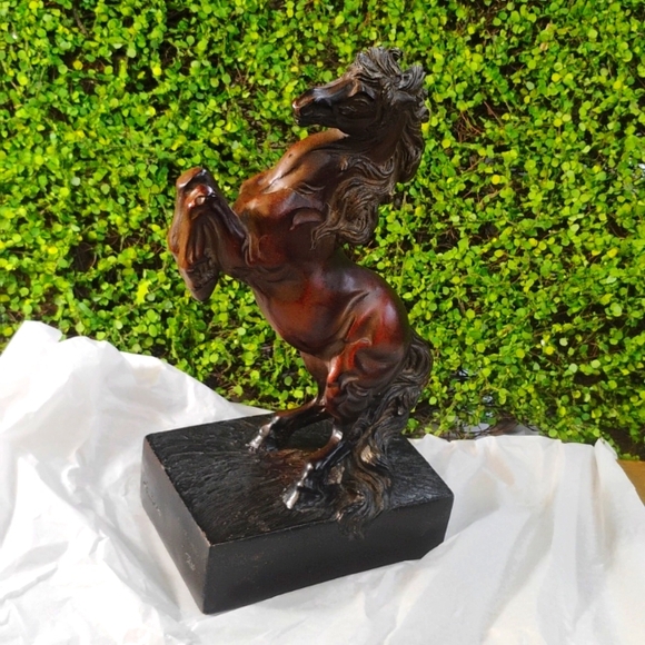 Stallion Sculpture - Picture 1 of 4